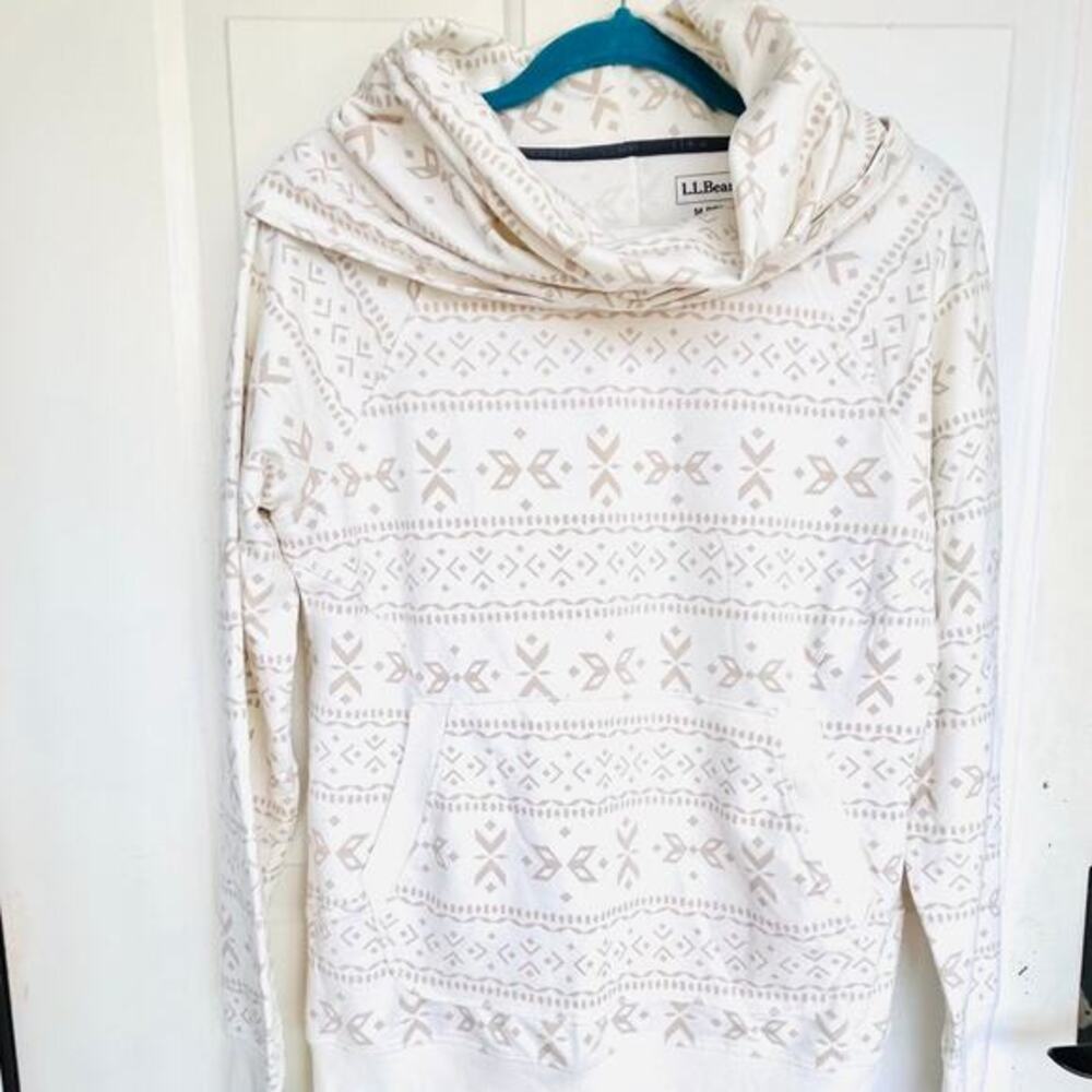 L.L. Bean women’s geometric pattern cowl neck pullover size M,‎ cream color